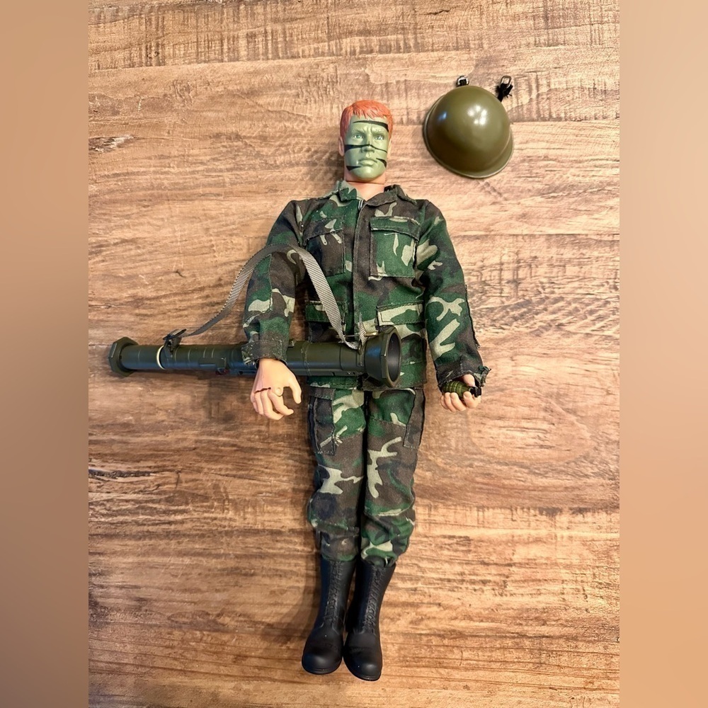Vintage 1996 G.I. Joe action soldier by Hasbro - Camo painted face and M136 AT4
